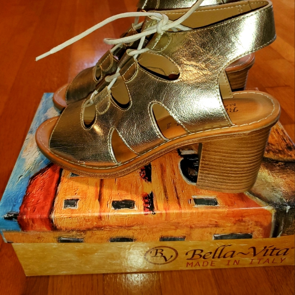 NEW Italian Leather Gold Sandals Sz 8W